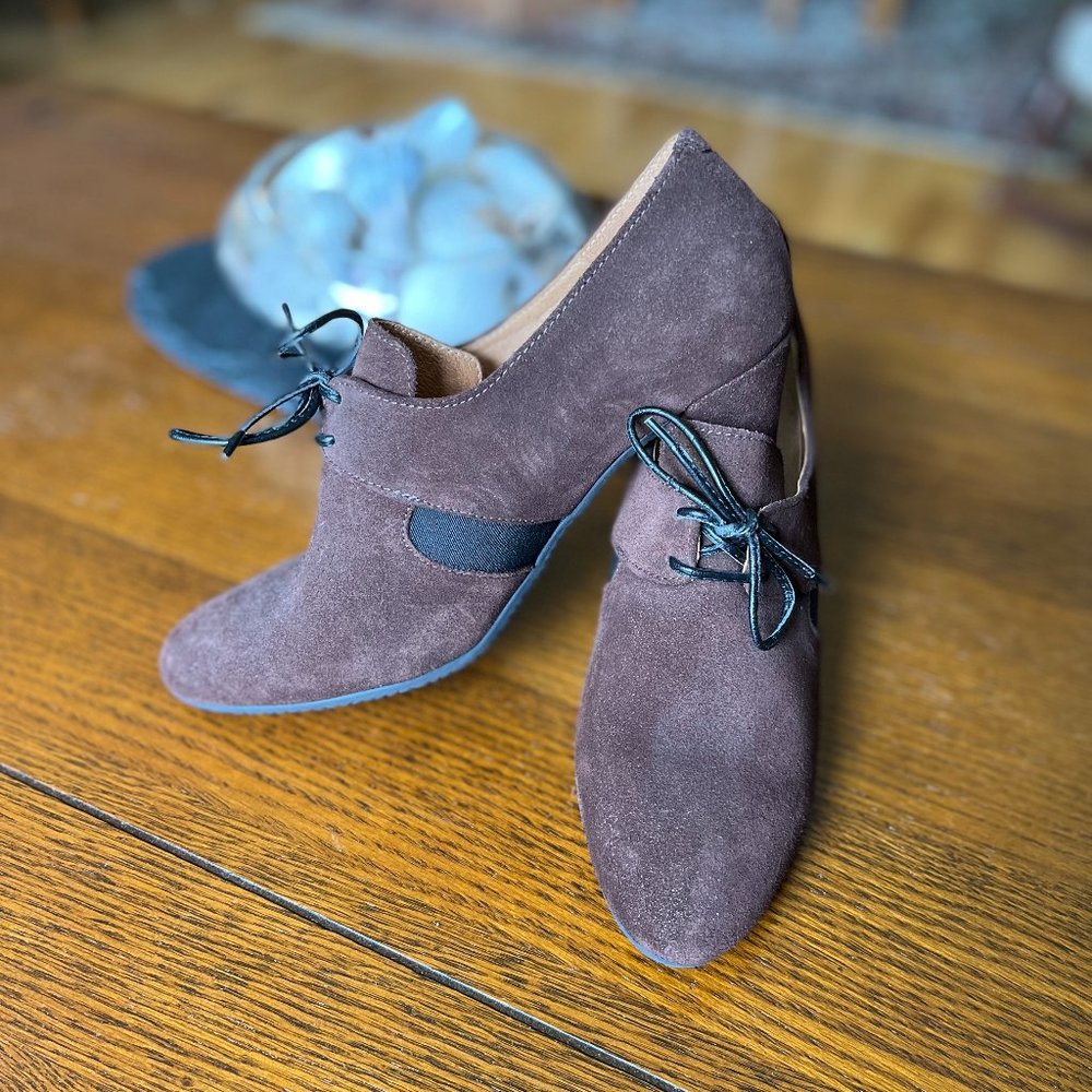 (NWOT) Eric Michael (Made in Portugal) brown suede heels (Size 8)